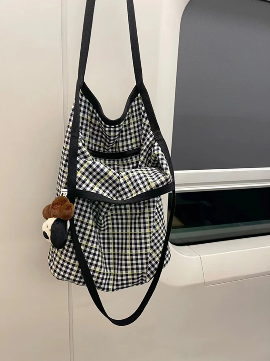 Retro Checkered Large Capacity Water Bucket Bag - Black and White Plaid Commuter Tote, Hand-Held Canvas Shopping Bag Retro Checkered Large Capacity Water Bucket Bag - Black and White Plaid Commuter Tote, Hand-Held Canvas Shopping Bag