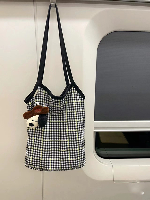 Retro Checkered Large Capacity Water Bucket Bag - Black and White Plaid Commuter Tote, Hand-Held Canvas Shopping Bag Retro Checkered Large Capacity Water Bucket Bag - Black and White Plaid Commuter Tote, Hand-Held Canvas Shopping Bag