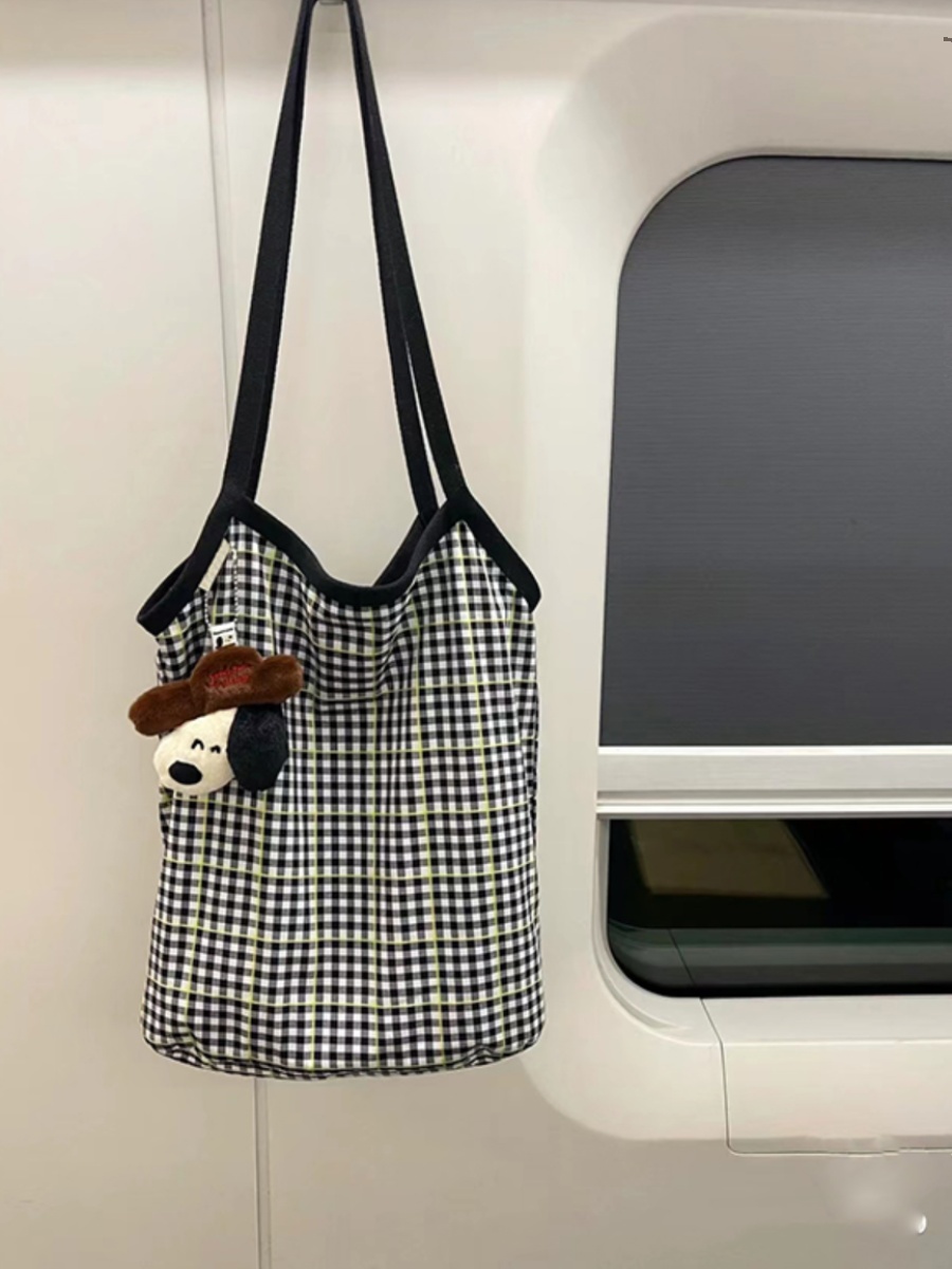 Retro Checkered Large Capacity Water Bucket Bag - Black and White Plaid Commuter Tote, Hand-Held Canvas Shopping Bag Retro Checkered Large Capacity Water Bucket Bag - Black and White Plaid Commuter Tote, Hand-Held Canvas Shopping Bag