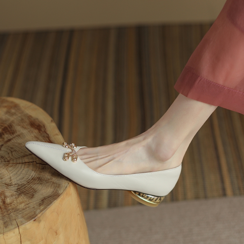 Retro Chunky Heel Pointed Toe Flats with Metal Chain Detail for Women – Italian Style Footwear Retro Chunky Heel Pointed Toe Flats with Metal Chain Detail for Women – Italian Style Footwear