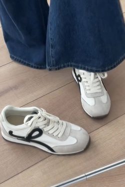 Retro Cowhide Color-Blocking Lace-Up Casual Sports Shoes for Women - Versatile Flat White Sneakers in Trendy Style