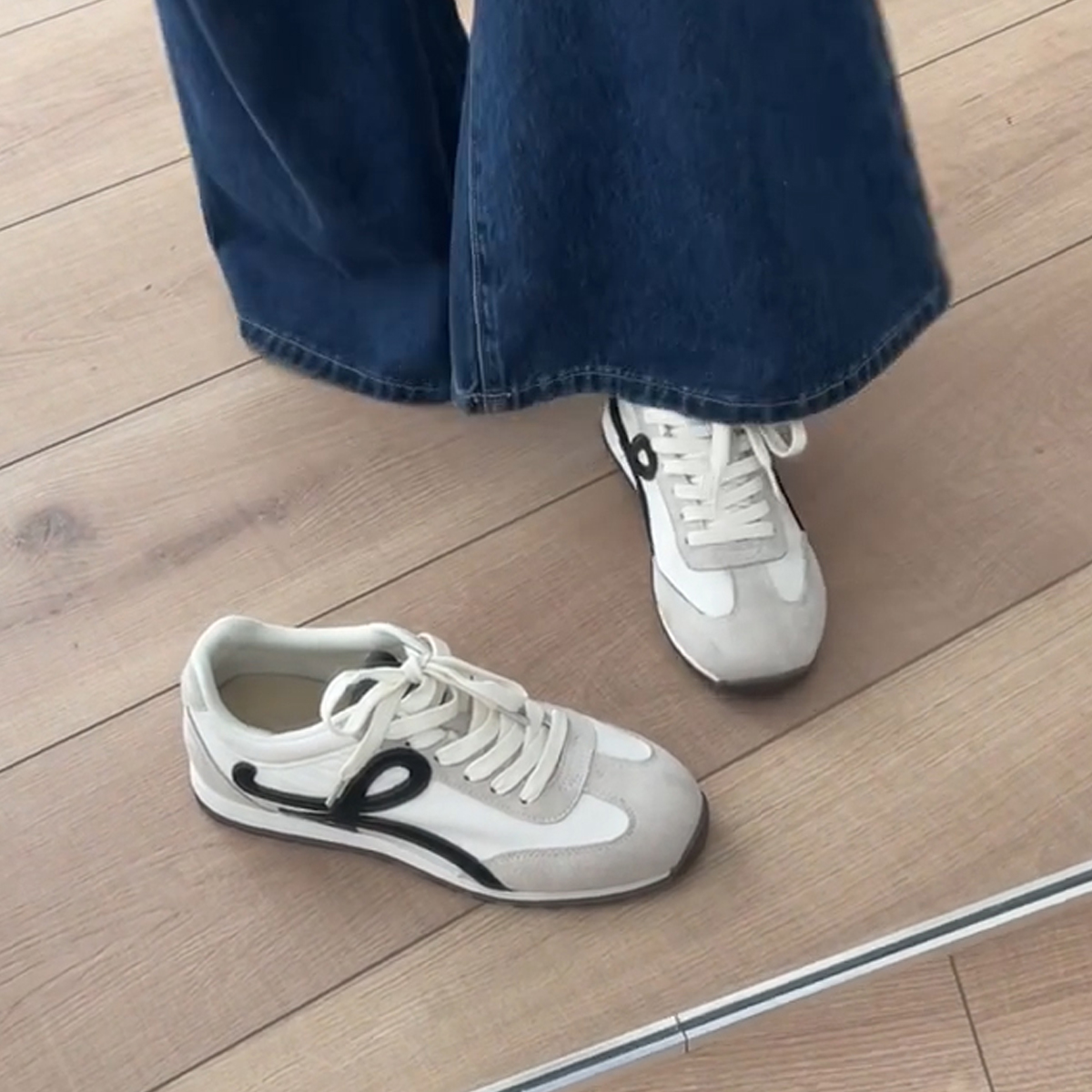 Retro Cowhide Color-Blocking Lace-Up Casual Sports Shoes for Women - Versatile Flat White Sneakers in Trendy Style Retro Cowhide Color-Blocking Lace-Up Casual Sports Shoes for Women - Versatile Flat White Sneakers in Trendy Style