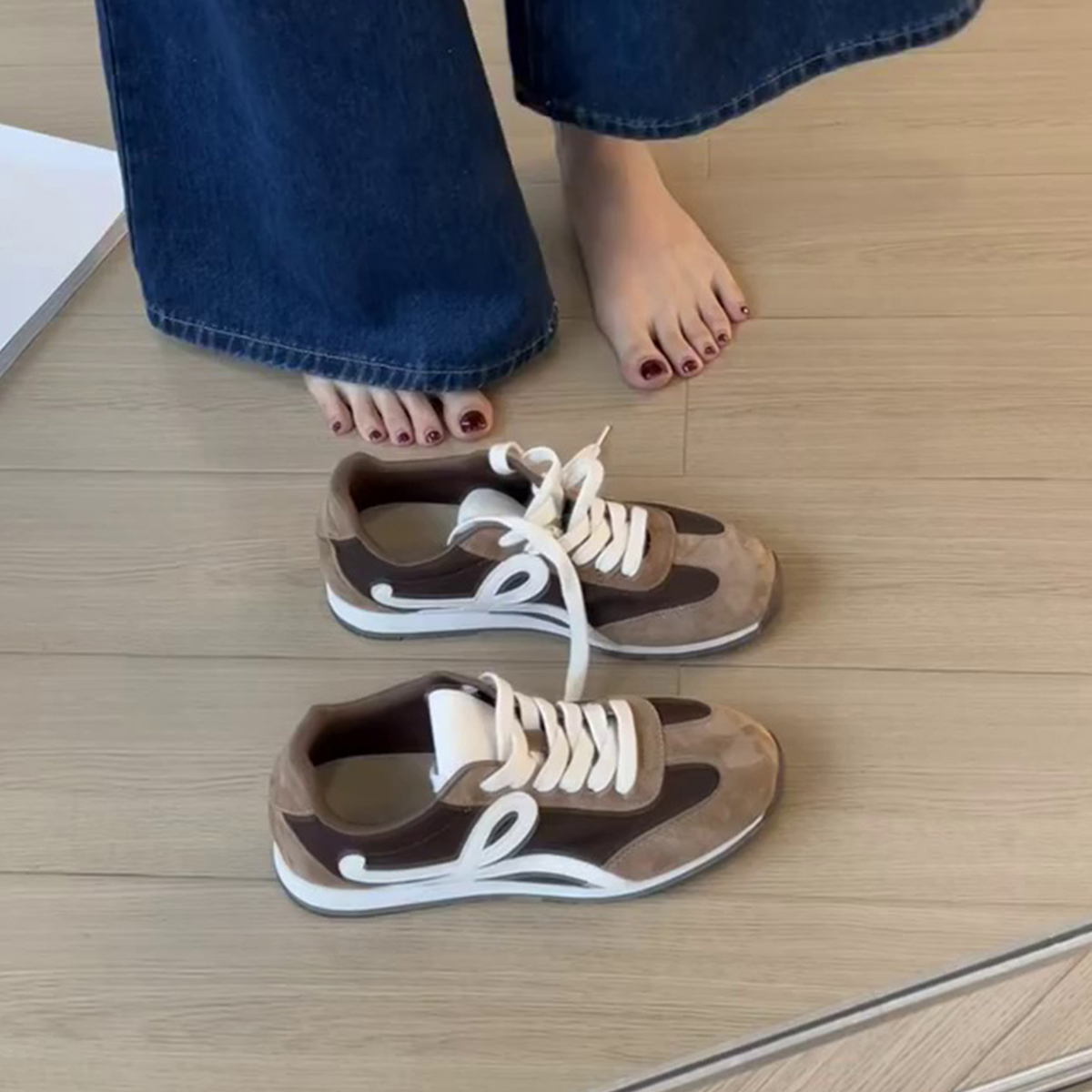 Retro Cowhide Color-Blocking Lace-Up Casual Sports Shoes for Women - Versatile Flat White Sneakers in Trendy Style Retro Cowhide Color-Blocking Lace-Up Casual Sports Shoes for Women - Versatile Flat White Sneakers in Trendy Style