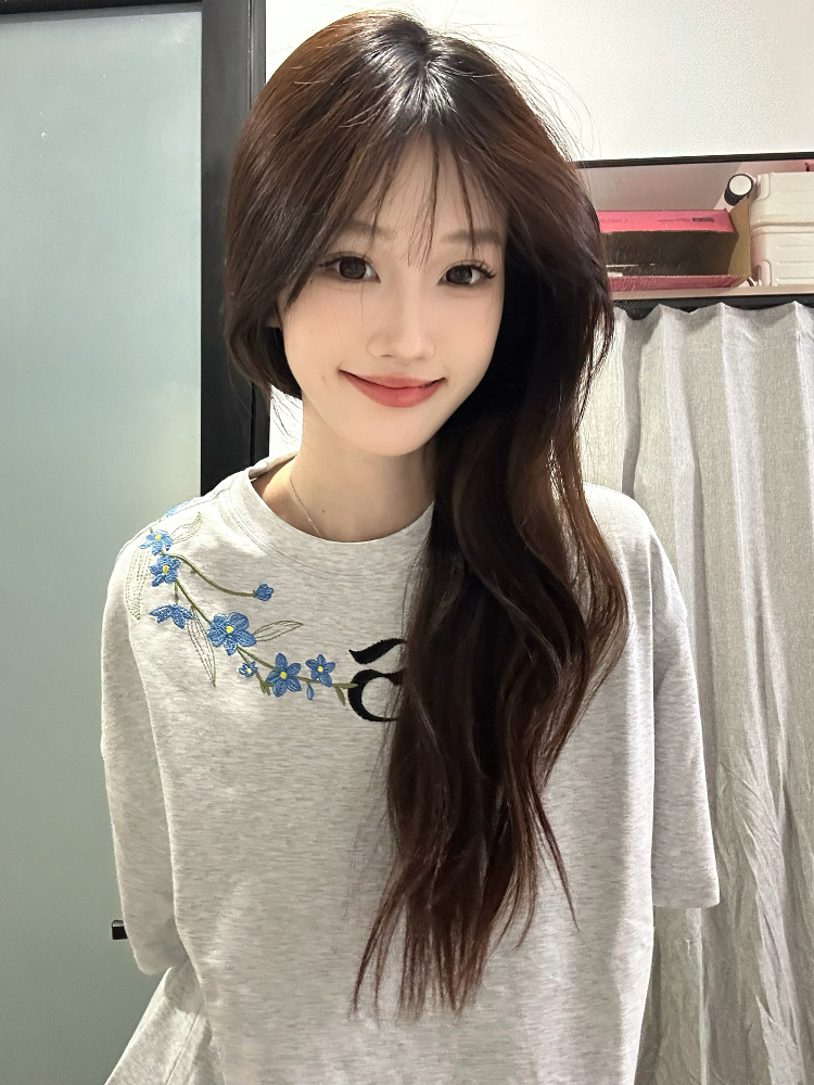 Retro Embroidered Floral Gray Short Sleeve T-Shirt for Women - Summer 2025 High-End Design, Trendy Y2K Style Retro Embroidered Floral Gray Short Sleeve T-Shirt for Women - Summer 2025 High-End Design, Trendy Y2K Style