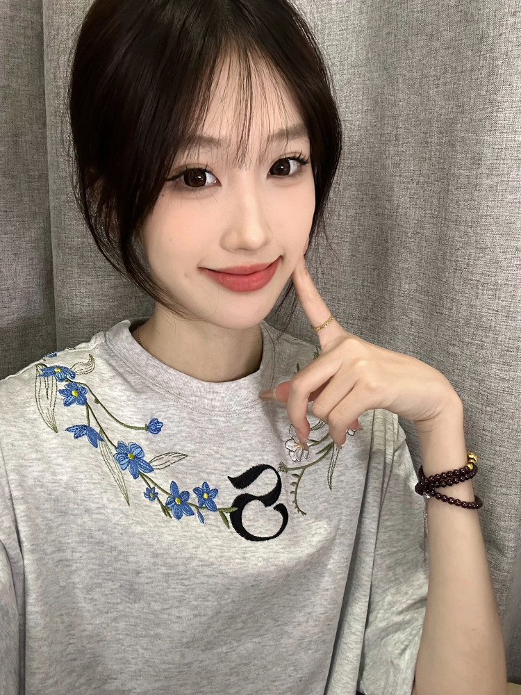 Retro Embroidered Floral Gray Short Sleeve T-Shirt for Women - Summer 2025 High-End Design, Trendy Y2K Style Retro Embroidered Floral Gray Short Sleeve T-Shirt for Women - Summer 2025 High-End Design, Trendy Y2K Style