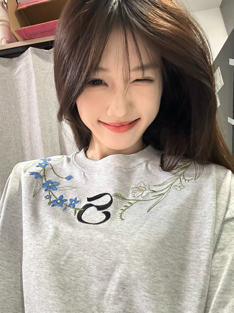 Retro Embroidered Floral Gray Short Sleeve T-Shirt for Women - Summer 2025 High-End Design, Trendy Y2K Style Retro Embroidered Floral Gray Short Sleeve T-Shirt for Women - Summer 2025 High-End Design, Trendy Y2K Style