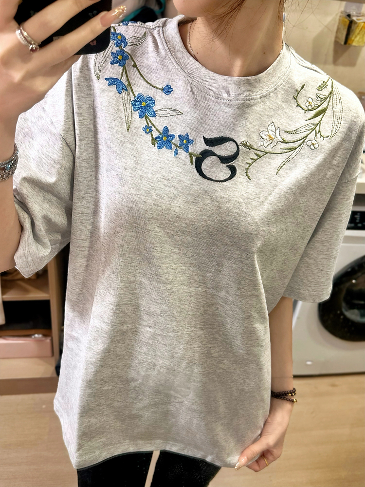 Retro Embroidered Floral Gray Short Sleeve T-Shirt for Women - Summer 2025 High-End Design, Trendy Y2K Style Retro Embroidered Floral Gray Short Sleeve T-Shirt for Women - Summer 2025 High-End Design, Trendy Y2K Style