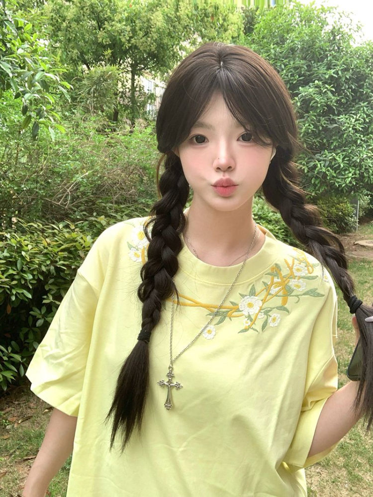 Retro Floral Embroidered Milk Yellow Short Sleeve T-Shirt for Women - Summer 2025 Trendy Half Sleeve Age-Reducing Top Retro Floral Embroidered Milk Yellow Short Sleeve T-Shirt for Women - Summer 2025 Trendy Half Sleeve Age-Reducing Top