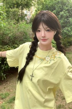 Retro Floral Embroidered Milk Yellow Short Sleeve T-Shirt for Women - Summer 2025 Trendy Half Sleeve Age-Reducing Top