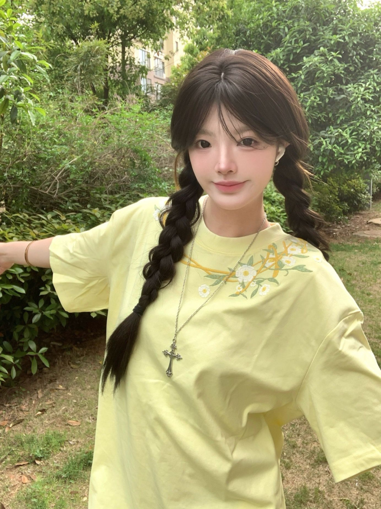 Retro Floral Embroidered Milk Yellow Short Sleeve T-Shirt for Women - Summer 2025 Trendy Half Sleeve Age-Reducing Top Retro Floral Embroidered Milk Yellow Short Sleeve T-Shirt for Women - Summer 2025 Trendy Half Sleeve Age-Reducing Top