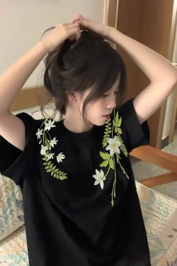 Retro Floral Embroidered Short Sleeve T-Shirt for Girls - Summer Trendy Top for Middle and High School Students