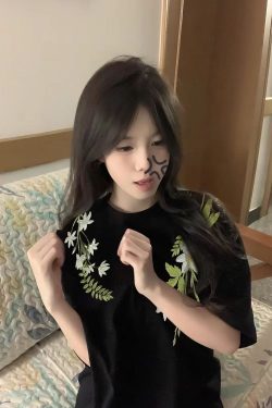 Retro Floral Embroidered Short Sleeve T-Shirt for Girls - Summer Trendy Top for Middle and High School Students