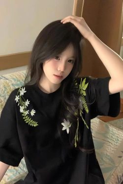 Retro Floral Embroidered Short Sleeve T-Shirt for Girls - Summer Trendy Top for Middle and High School Students