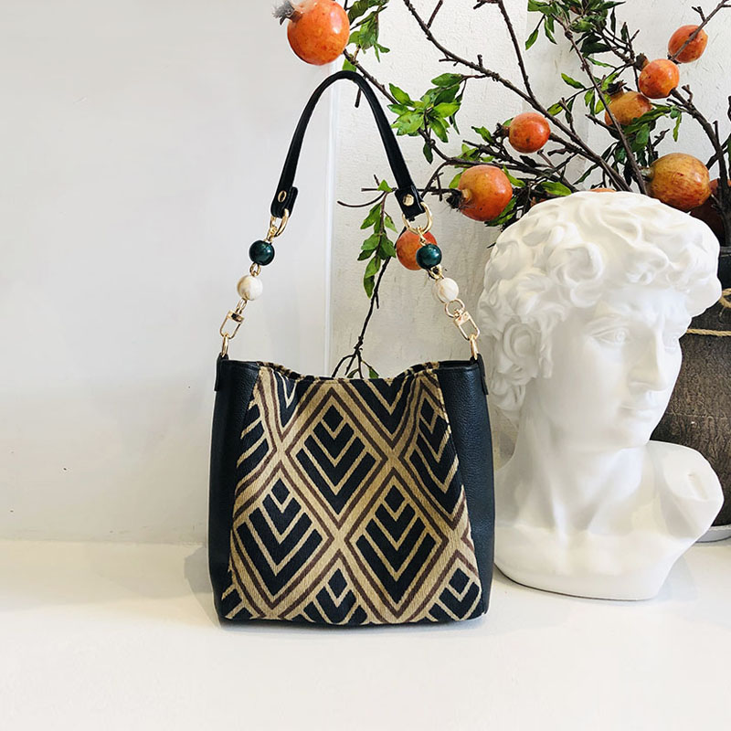 Retro Geometric Stripe Crossbody Handbag for Women - Unique Design, Versatile Spring/Summer Style Retro Geometric Stripe Crossbody Handbag for Women - Unique Design, Versatile Spring/Summer Style