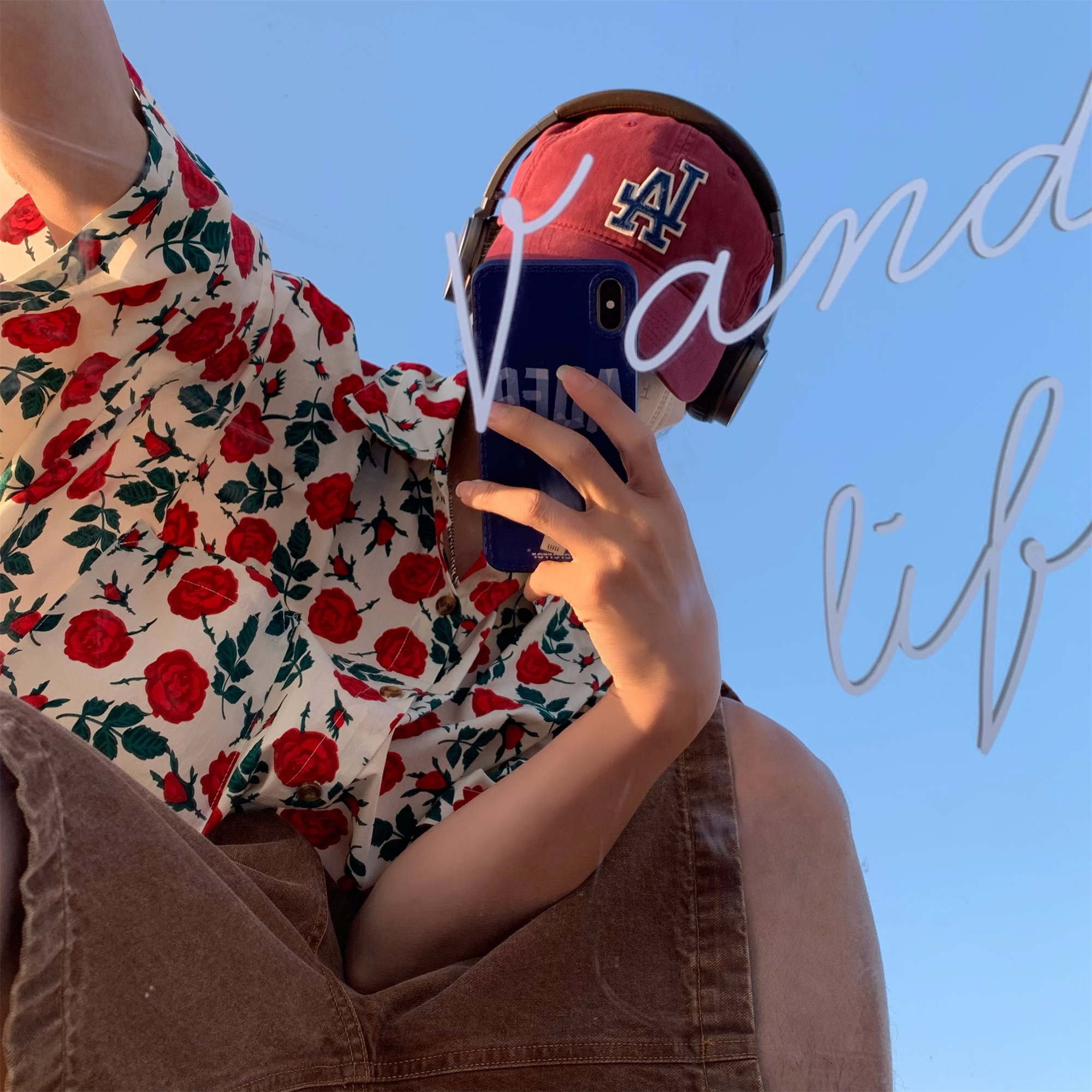 Retro Hawaiian Rose Print Short Sleeve Shirt - Vintage Couple Top in Hong Kong Style for Summer Beach Vibes Retro Hawaiian Rose Print Short Sleeve Shirt - Vintage Couple Top in Hong Kong Style for Summer Beach Vibes