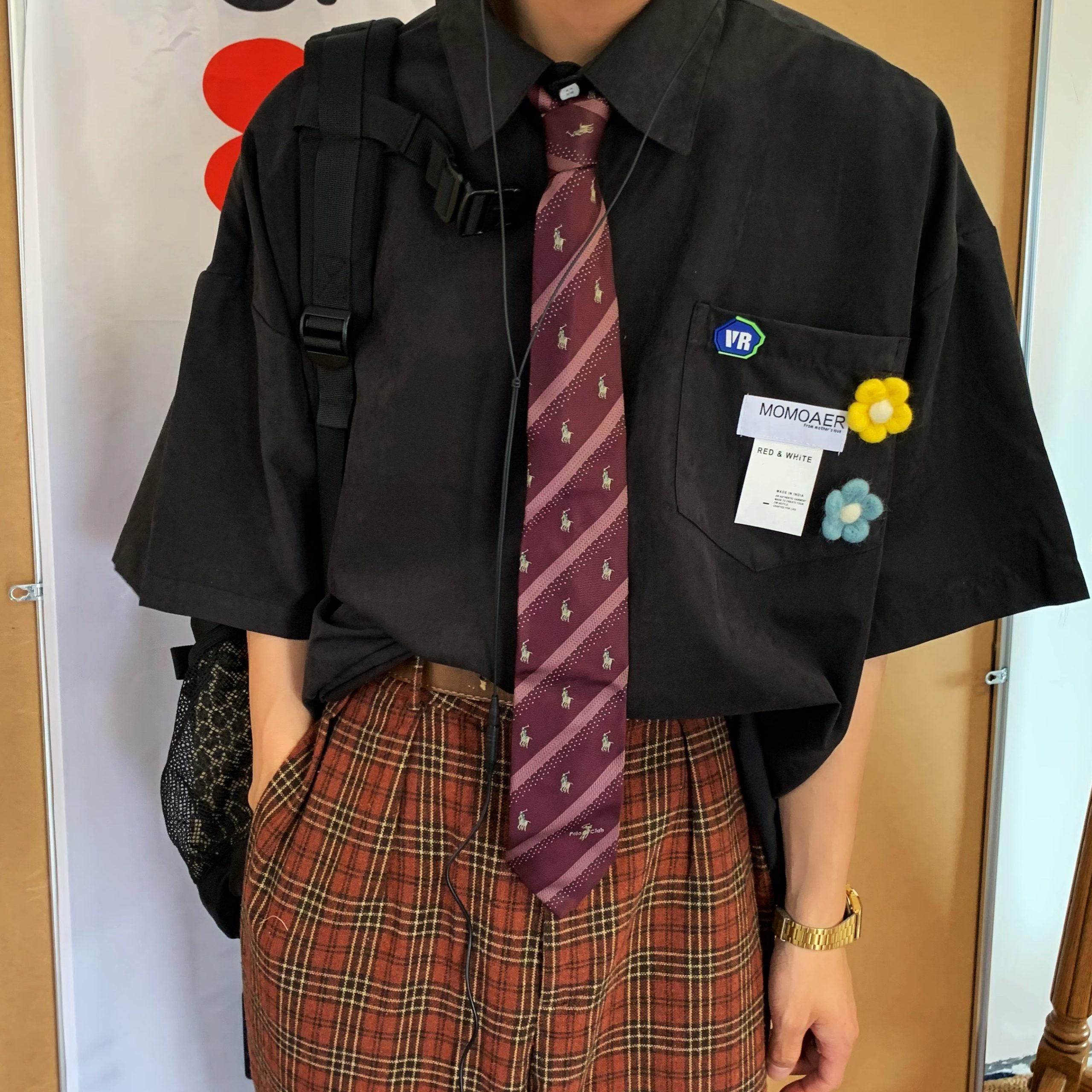 Retro Hong Kong Style Short Sleeve Shirt with Brooch Flower - Trendy Loose Fit Couple Top for Versatile Dopamine Fashion Retro Hong Kong Style Short Sleeve Shirt with Brooch Flower - Trendy Loose Fit Couple Top for Versatile Dopamine Fashion