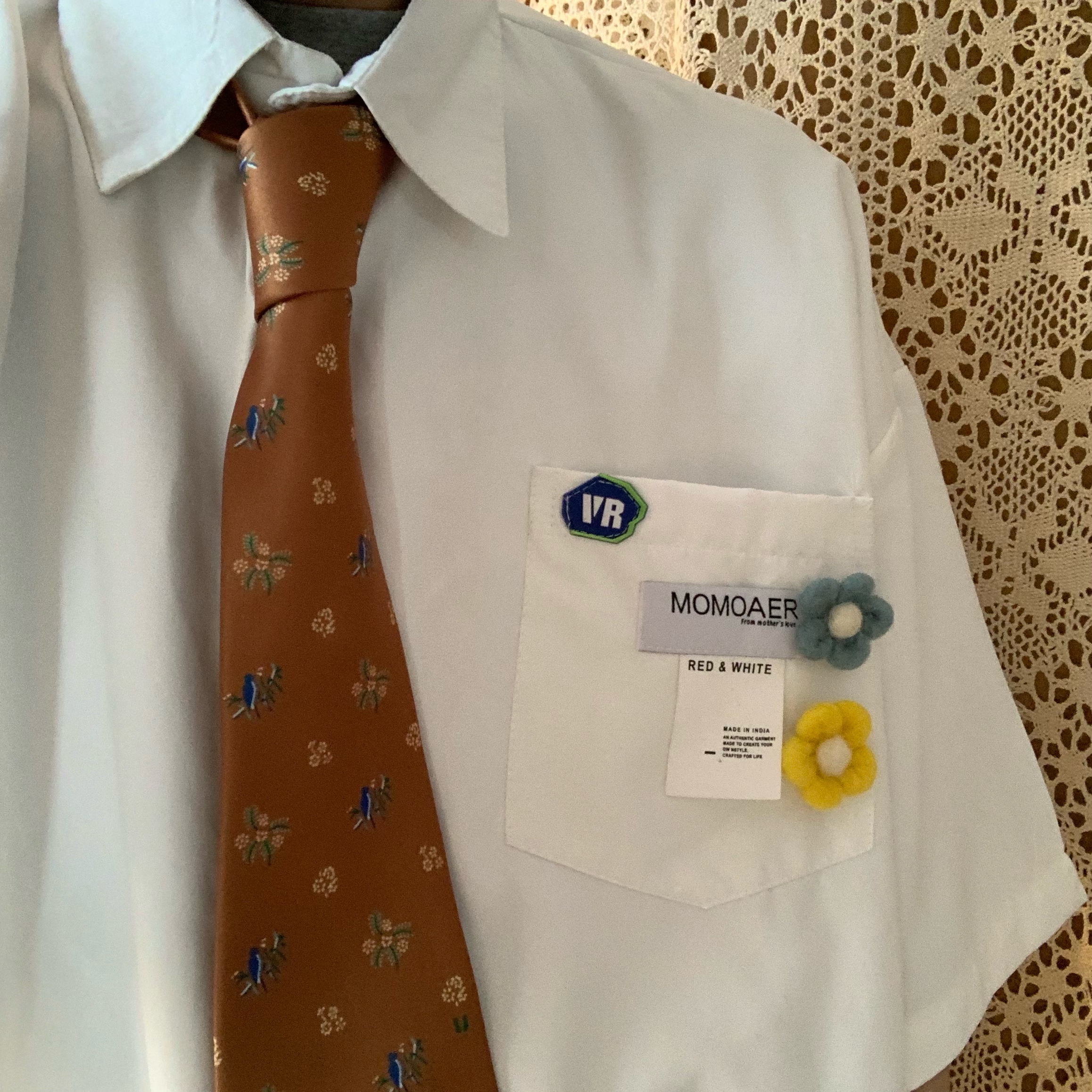 Retro Hong Kong Style Short Sleeve Shirt with Brooch Flower - Trendy Loose Fit Couple Top for Versatile Dopamine Fashion Retro Hong Kong Style Short Sleeve Shirt with Brooch Flower - Trendy Loose Fit Couple Top for Versatile Dopamine Fashion