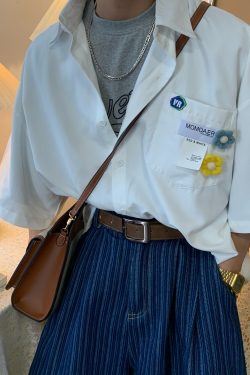 Retro Hong Kong Style Short Sleeve Shirt with Brooch Flower - Trendy Loose Fit Couple Top for Versatile Dopamine Fashion