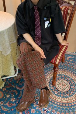 Retro Hong Kong Style Short Sleeve Shirt with Brooch Flower - Trendy Loose Fit Couple Top for Versatile Dopamine Fashion