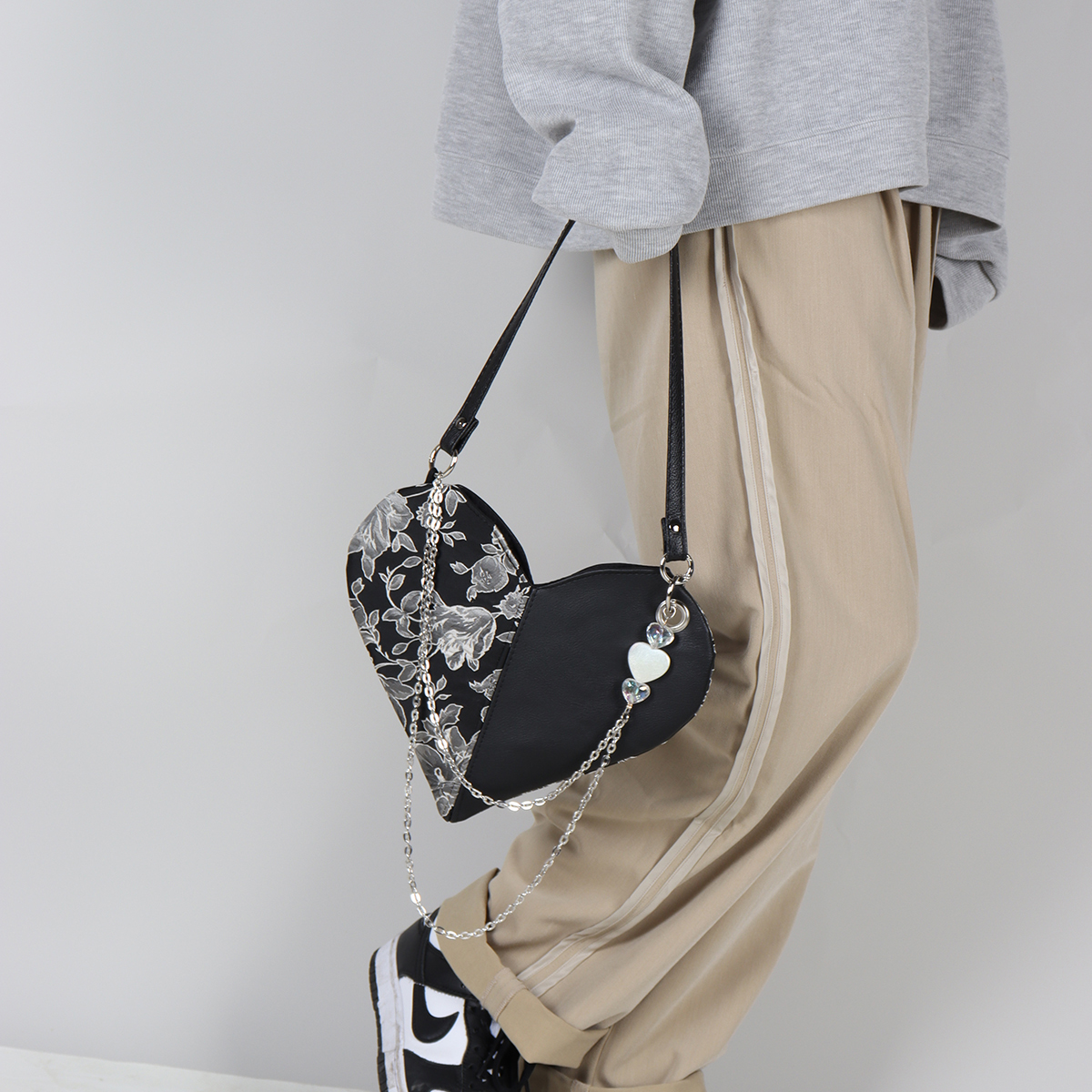 Retro Jacquard Embroidered Heart Beaded Crossbody Bag for Women - Handmade Sweet Cool Underarm Style Retro Jacquard Embroidered Heart Beaded Crossbody Bag for Women - Handmade Sweet Cool Underarm Style