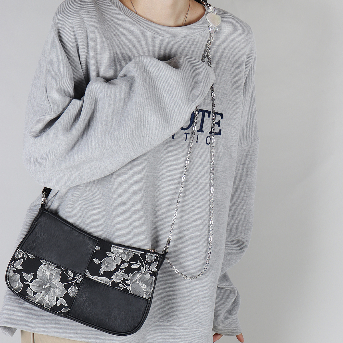 Retro Jacquard Embroidered Heart Beaded Underarm Bag - Handmade Crossbody Women's Bag in Sweet Cool Style Retro Jacquard Embroidered Heart Beaded Underarm Bag - Handmade Crossbody Women's Bag in Sweet Cool Style