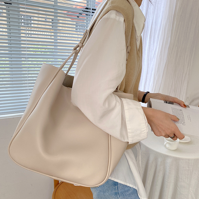 Retro 港风 Large Capacity Shoulder Tote Bag for Women - Chic Commuting Underarm Design Retro 港风 Large Capacity Shoulder Tote Bag for Women - Chic Commuting Underarm Design