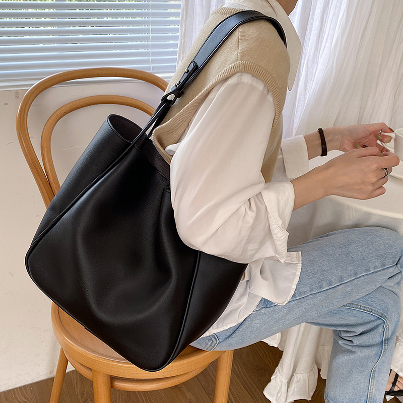 Retro 港风 Large Capacity Shoulder Tote Bag for Women - Chic Commuting Underarm Design Retro 港风 Large Capacity Shoulder Tote Bag for Women - Chic Commuting Underarm Design