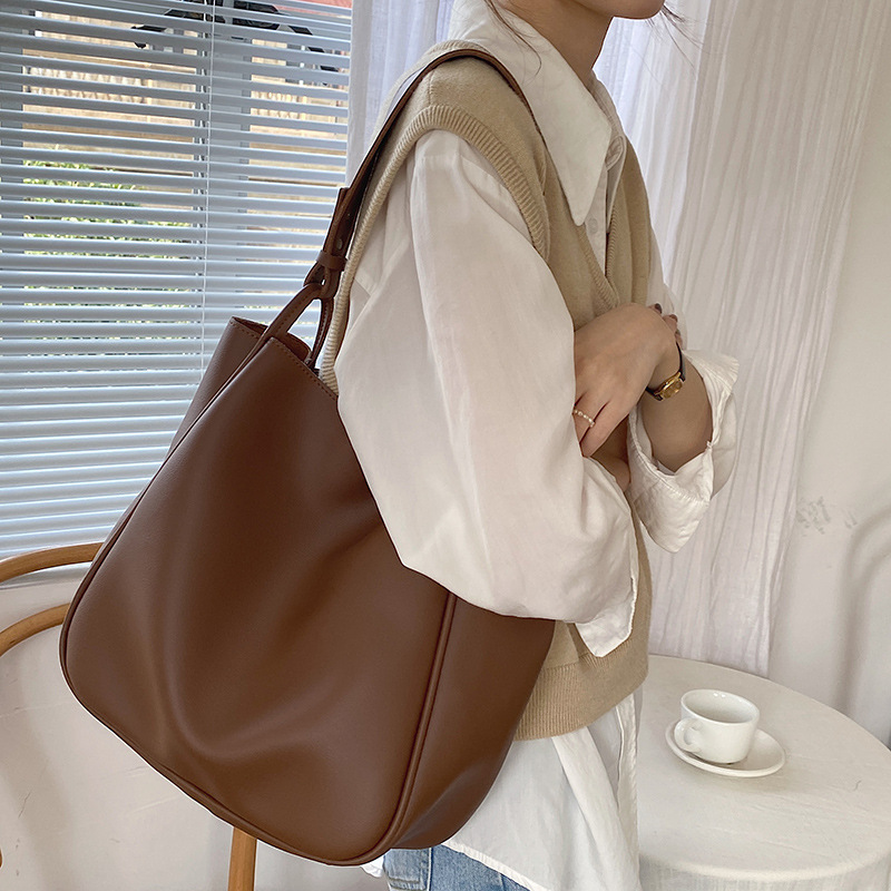 Retro 港风 Large Capacity Shoulder Tote Bag for Women - Chic Commuting Underarm Design Retro 港风 Large Capacity Shoulder Tote Bag for Women - Chic Commuting Underarm Design