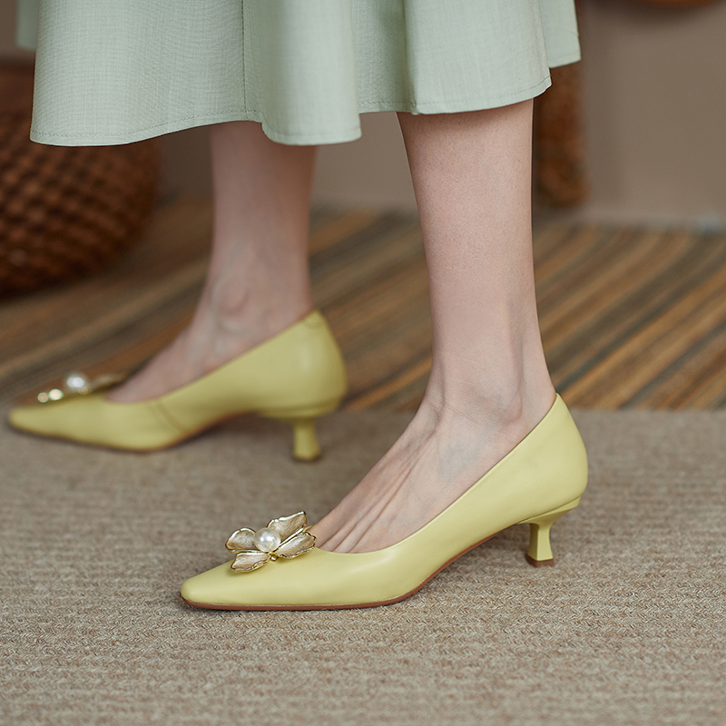 Retro Pearl Pointed-Toe Flats for Women - Stylish Mid-Heel Versatile Summer Footwear with Elegant Literary Vibe Retro Pearl Pointed-Toe Flats for Women - Stylish Mid-Heel Versatile Summer Footwear with Elegant Literary Vibe