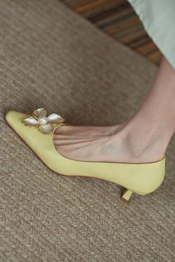 Retro Pearl Pointed-Toe Flats for Women - Stylish Mid-Heel Versatile Summer Footwear with Elegant Literary Vibe