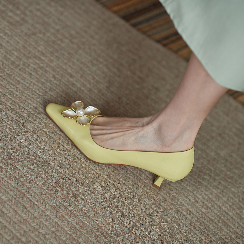 Retro Pearl Pointed-Toe Flats for Women - Stylish Mid-Heel Versatile Summer Footwear with Elegant Literary Vibe Retro Pearl Pointed-Toe Flats for Women - Stylish Mid-Heel Versatile Summer Footwear with Elegant Literary Vibe