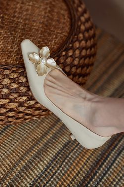 Retro Pearl Pointed-Toe Flats for Women - Stylish Mid-Heel Versatile Summer Footwear with Elegant Literary Vibe
