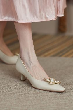 Retro Pearl Pointed-Toe Flats for Women - Stylish Mid-Heel Versatile Summer Footwear with Elegant Literary Vibe