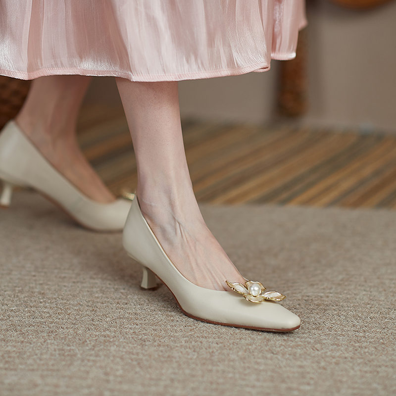 Retro Pearl Pointed-Toe Flats for Women - Stylish Mid-Heel Versatile Summer Footwear with Elegant Literary Vibe Retro Pearl Pointed-Toe Flats for Women - Stylish Mid-Heel Versatile Summer Footwear with Elegant Literary Vibe