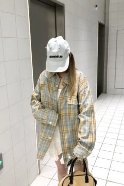 Retro Plaid Color-Blocking Long Sleeve Shirt for Men and Women - Versatile Casual Oversized Style for Early Spring