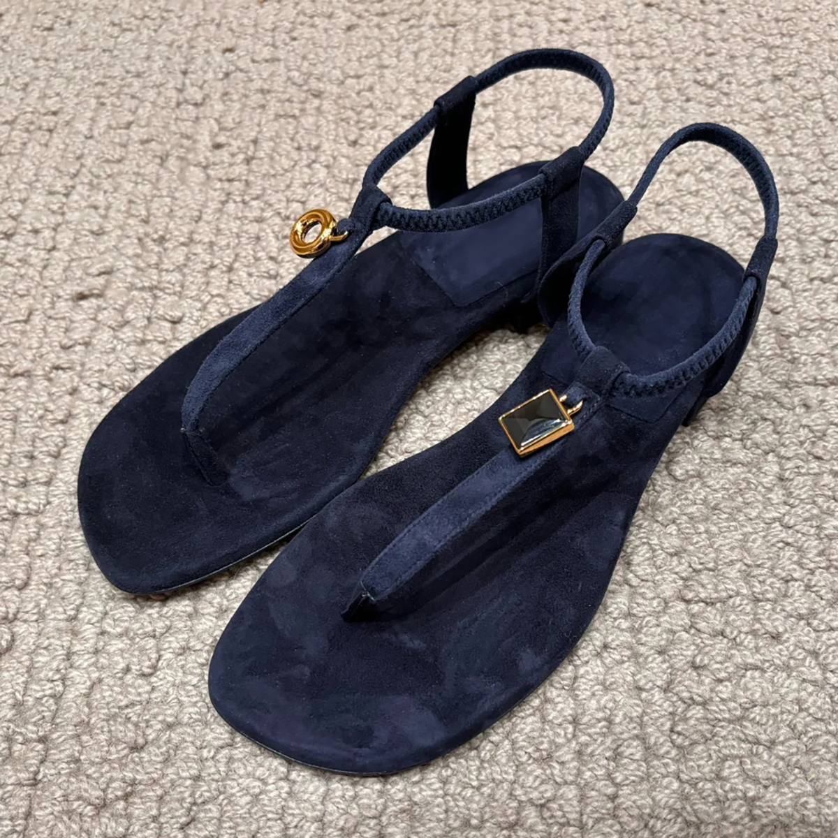 Retro Sheepskin Flat Sandals with Metal Buckle, One-Strap Toe Post Roman Beach Flip-Flops for Women - Versatile Summer Footwear Retro Sheepskin Flat Sandals with Metal Buckle, One-Strap Toe Post Roman Beach Flip-Flops for Women - Versatile Summer Footwear