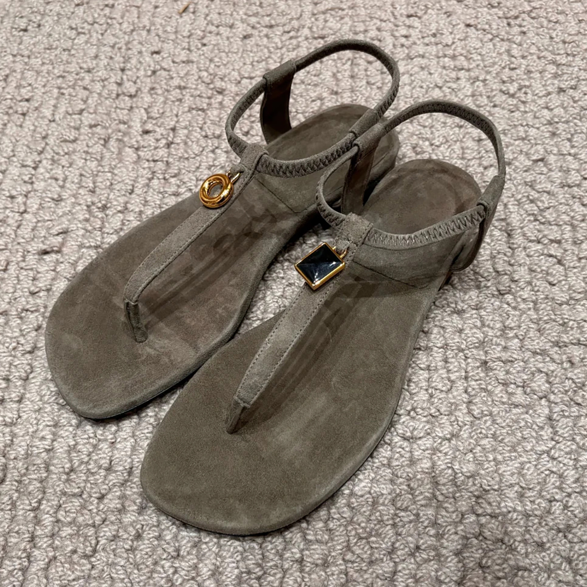 Retro Sheepskin Flat Sandals with Metal Buckle, One-Strap Toe Post Roman Beach Flip-Flops for Women - Versatile Summer Footwear Retro Sheepskin Flat Sandals with Metal Buckle, One-Strap Toe Post Roman Beach Flip-Flops for Women - Versatile Summer Footwear