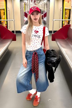 Retro Short-Sleeve T-Shirt for Women, Summer All-Over Print Heart & Dog Paw, White Slim Fit Top for Sweet & Spicy Style