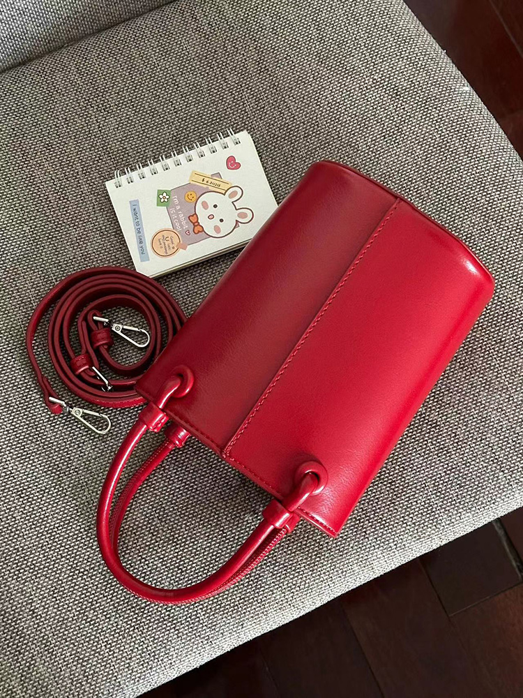 Retro Small-Volume Bucket Bag for Autumn/Winter - Versatile Shoulder & Crossbody Design with Enhanced Texture Retro Small-Volume Bucket Bag for Autumn/Winter - Versatile Shoulder & Crossbody Design with Enhanced Texture