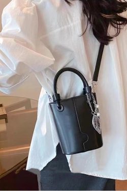 Retro Small-Volume Bucket Bag for Autumn/Winter - Versatile Shoulder & Crossbody Design with Enhanced Texture