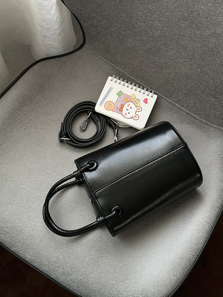 Retro Small-Volume Bucket Bag for Autumn/Winter - Versatile Shoulder & Crossbody Design with Enhanced Texture Retro Small-Volume Bucket Bag for Autumn/Winter - Versatile Shoulder & Crossbody Design with Enhanced Texture