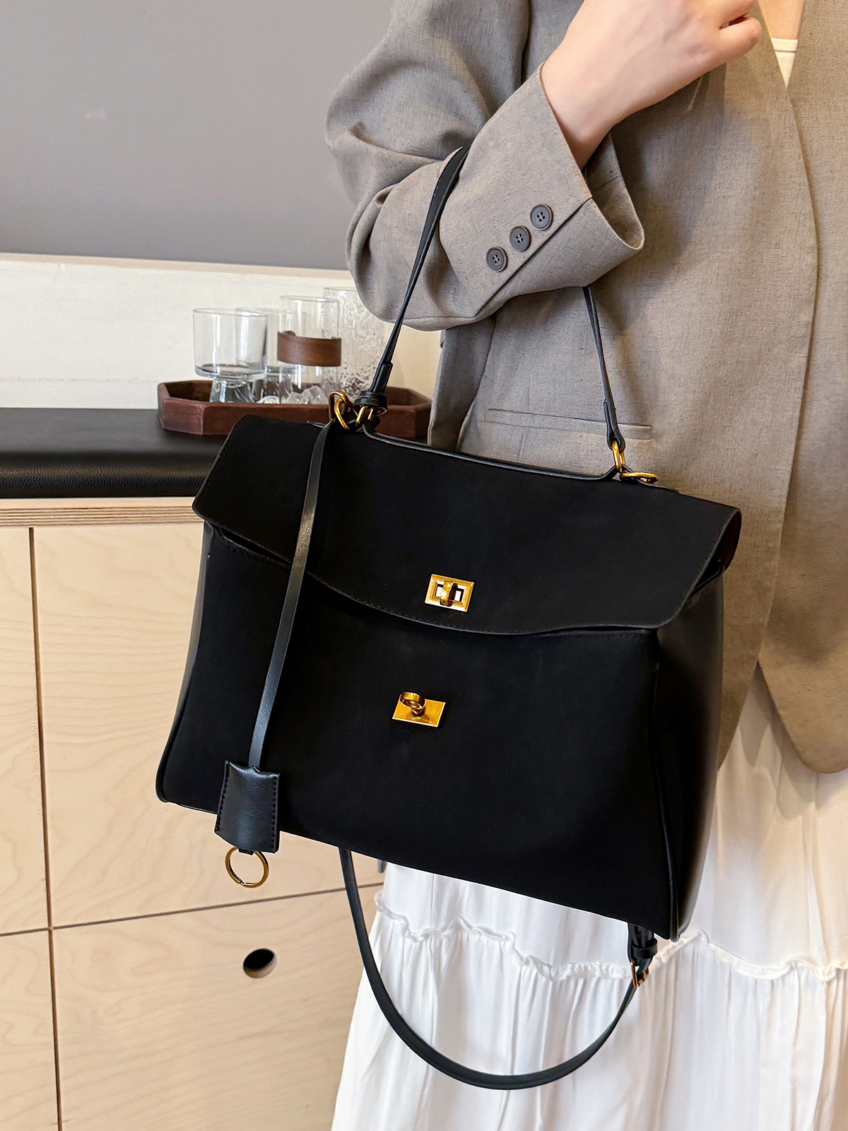 Retro Tote Bag for Women, Large Capacity Commuter Shoulder Bag, Sweet and Cool Travel Handbag, Stylish Everyday Tote Retro Tote Bag for Women, Large Capacity Commuter Shoulder Bag, Sweet and Cool Travel Handbag, Stylish Everyday Tote