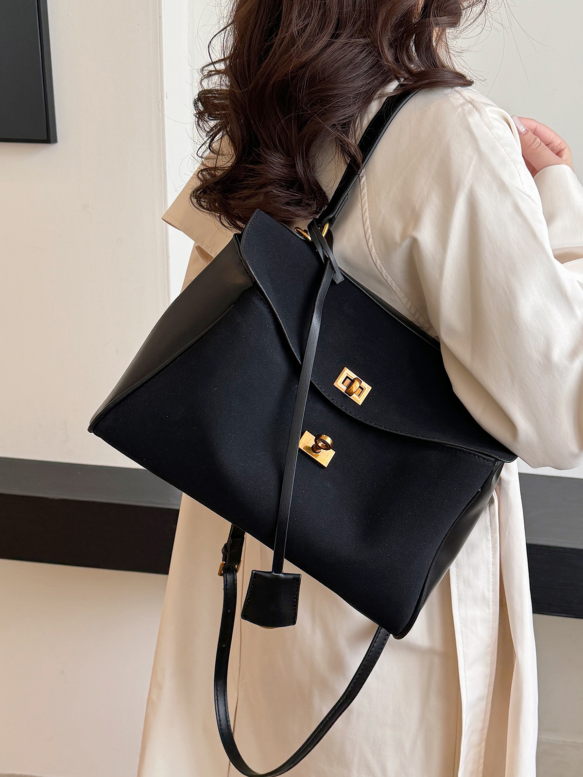 Retro Tote Bag for Women, Large Capacity Commuter Shoulder Bag, Sweet and Cool Travel Handbag, Stylish Everyday Tote Retro Tote Bag for Women, Large Capacity Commuter Shoulder Bag, Sweet and Cool Travel Handbag, Stylish Everyday Tote