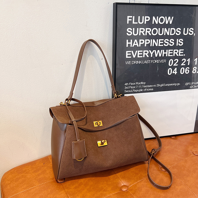 Retro Tote Bag for Women, Large Capacity Commuter Shoulder Bag, Sweet and Cool Travel Handbag, Stylish Everyday Tote Retro Tote Bag for Women, Large Capacity Commuter Shoulder Bag, Sweet and Cool Travel Handbag, Stylish Everyday Tote