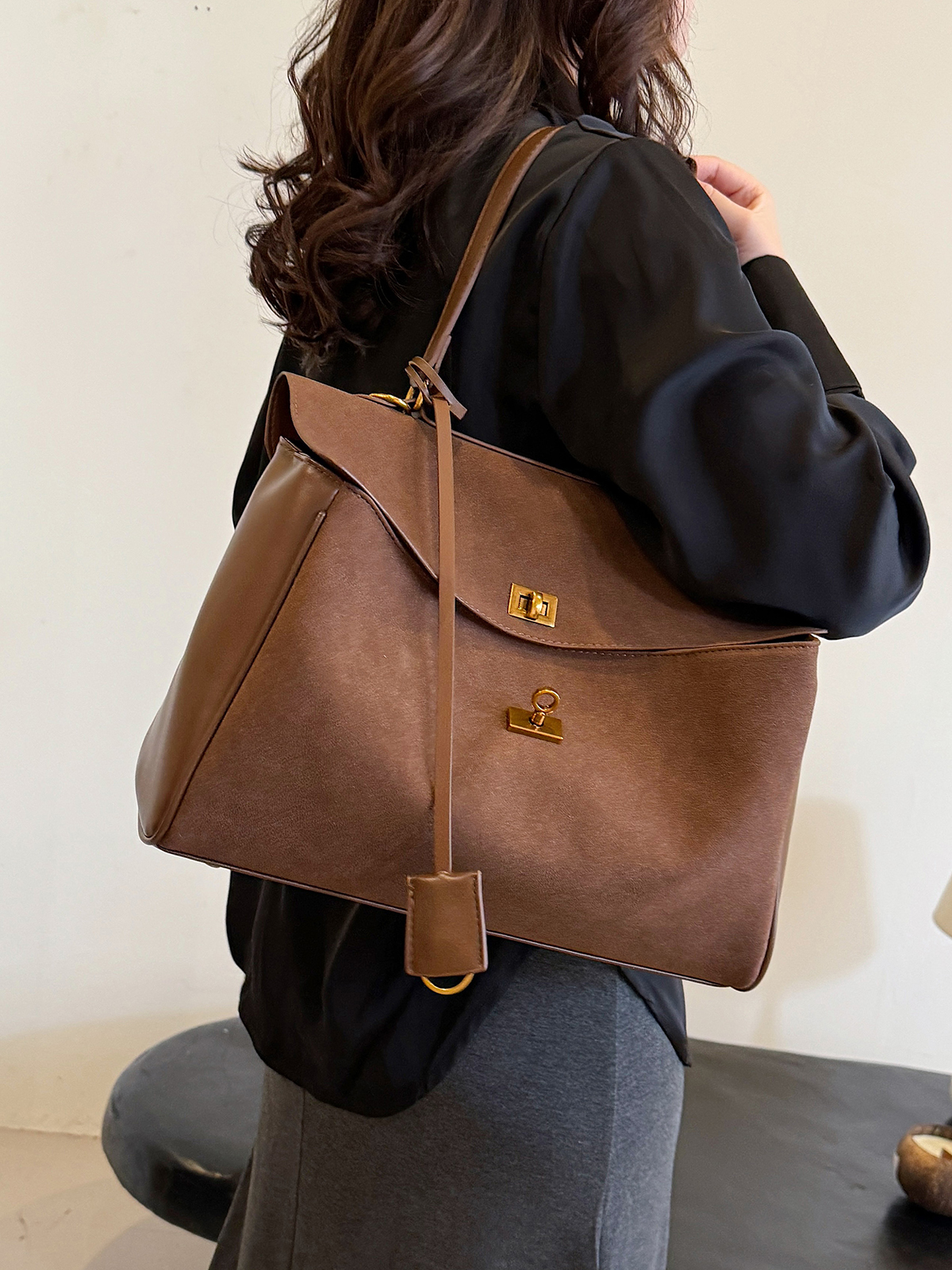 Retro Tote Bag for Women, Large Capacity Commuter Shoulder Bag, Sweet and Cool Travel Handbag, Stylish Everyday Tote Retro Tote Bag for Women, Large Capacity Commuter Shoulder Bag, Sweet and Cool Travel Handbag, Stylish Everyday Tote