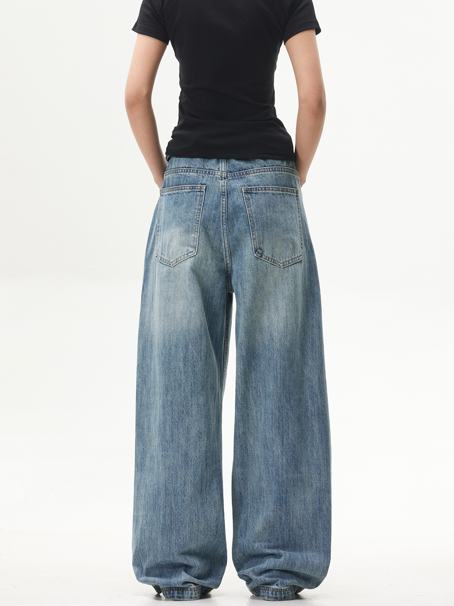 Retro Washed Blue Straight-Leg Jeans for Unisex - American Streetwear Wide-Leg Long Pants in 90s Style Retro Washed Blue Straight-Leg Jeans for Unisex - American Streetwear Wide-Leg Long Pants in 90s Style