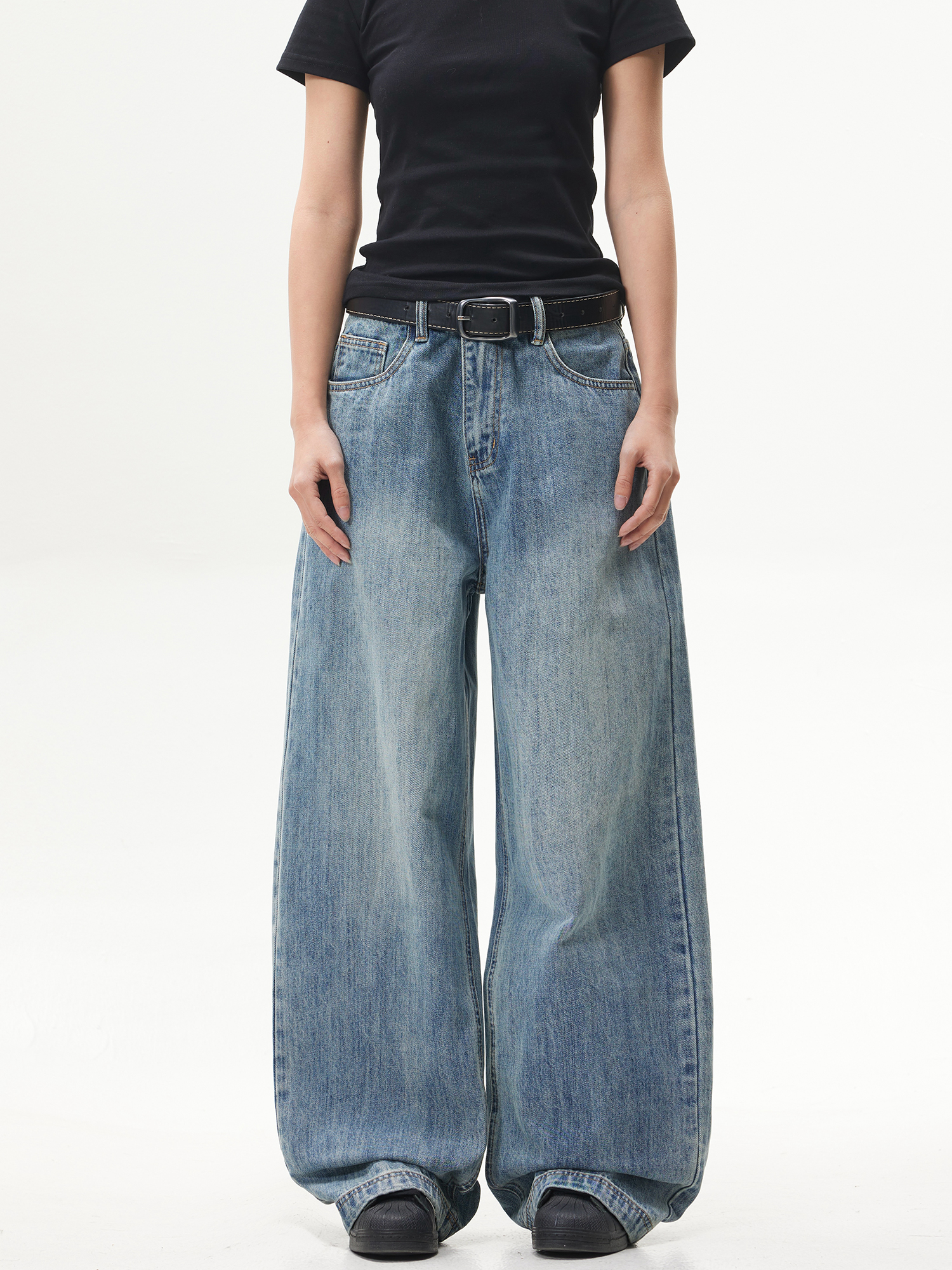 Retro Washed Blue Straight-Leg Jeans for Unisex - American Streetwear Wide-Leg Long Pants in 90s Style Retro Washed Blue Straight-Leg Jeans for Unisex - American Streetwear Wide-Leg Long Pants in 90s Style