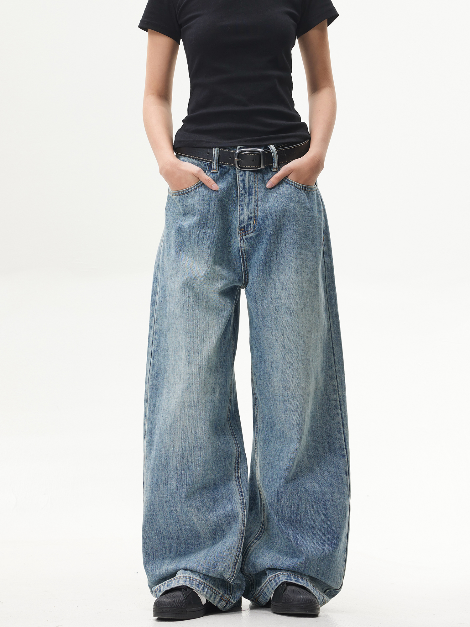 Retro Washed Blue Straight-Leg Jeans for Unisex - American Streetwear Wide-Leg Long Pants in 90s Style Retro Washed Blue Straight-Leg Jeans for Unisex - American Streetwear Wide-Leg Long Pants in 90s Style