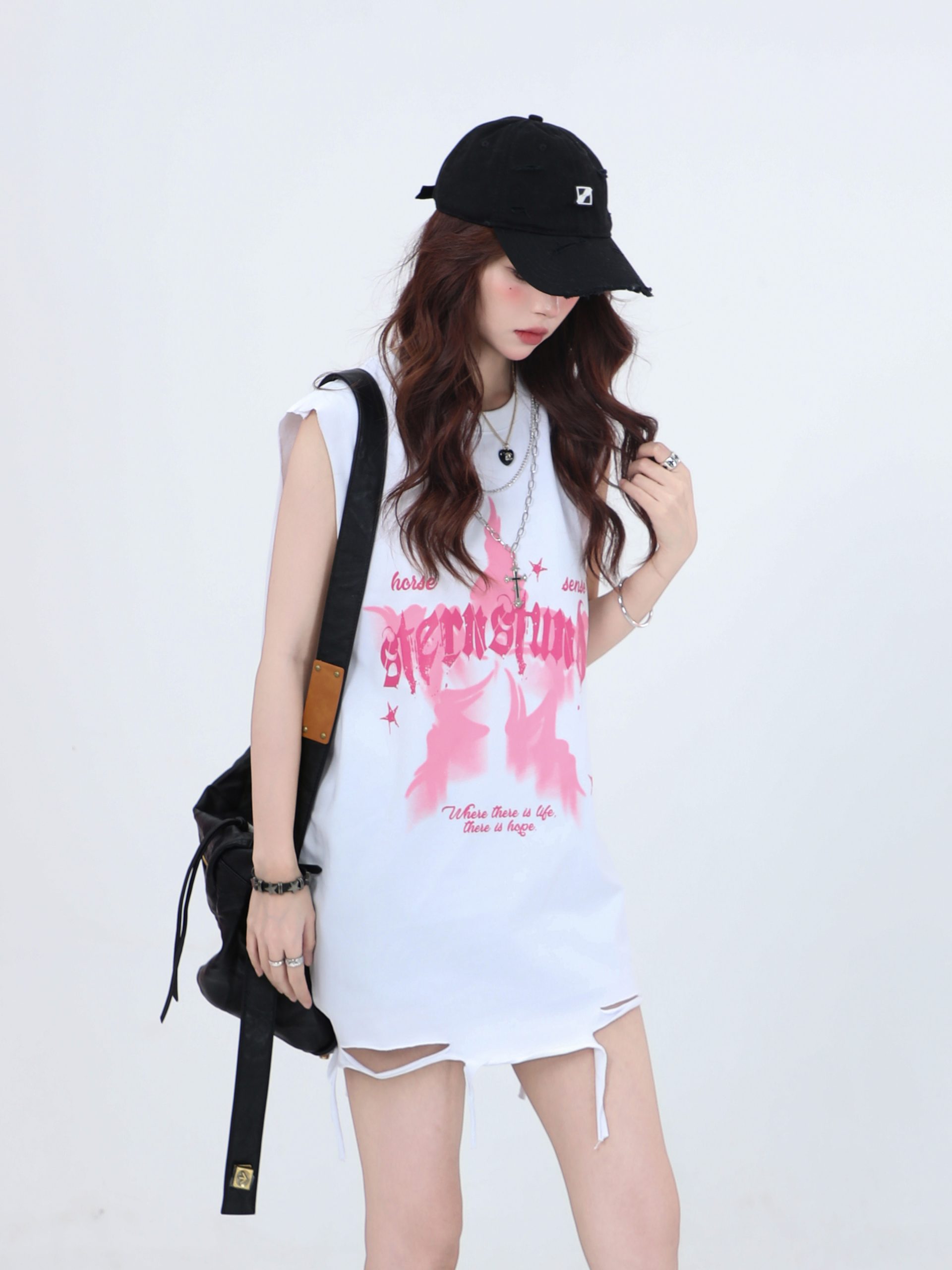 Ripped Star Necklace Sleeveless T-Shirt for Women - American High Street Hip-Hop Style, Loose Fit, Trendy Casual Top Ripped Star Necklace Sleeveless T-Shirt for Women - American High Street Hip-Hop Style, Loose Fit, Trendy Casual Top