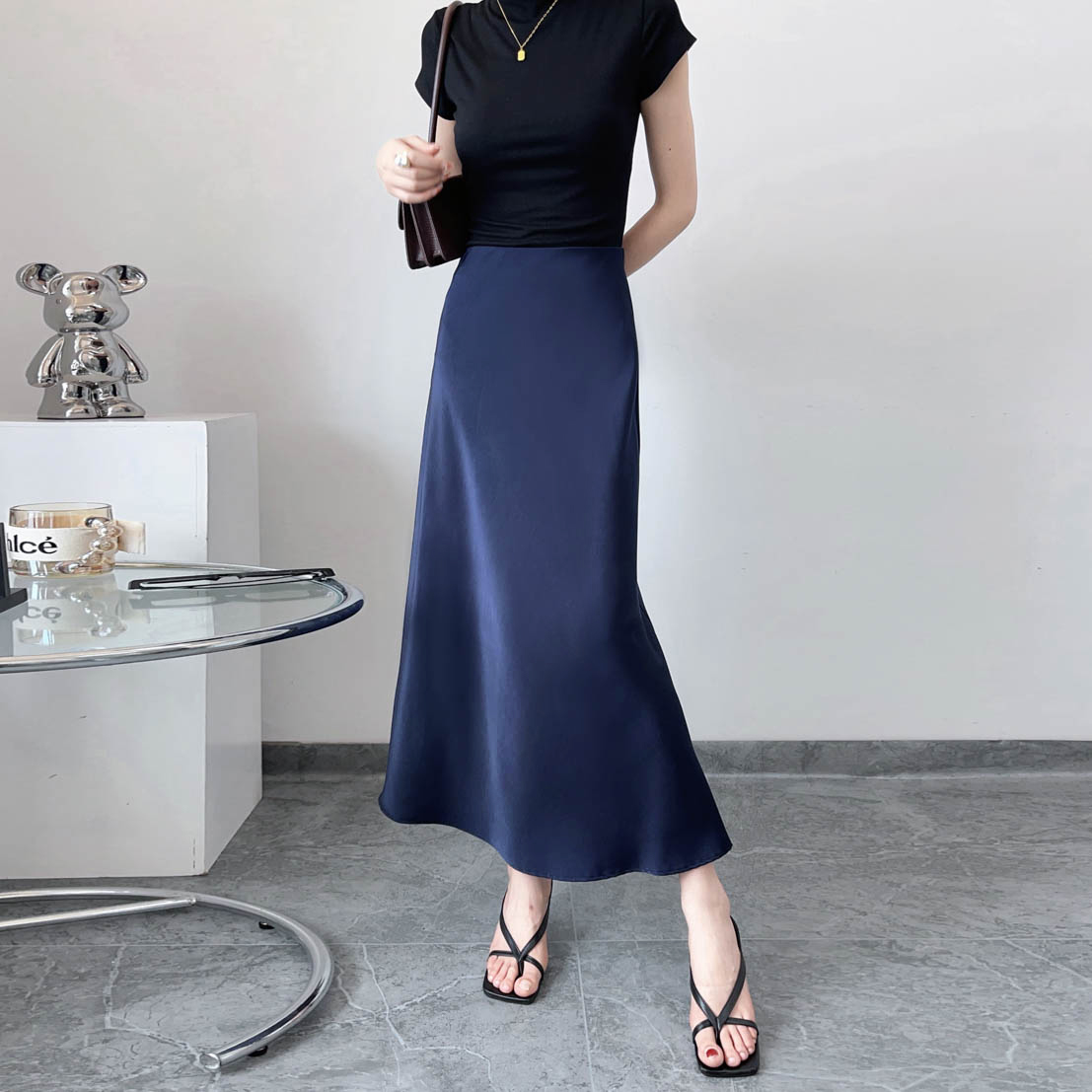 Satin Half Skirt with Diagonal Cut, Flared Design, High Waist, Silky Elastic Waist, Versatile Glossy Mid-Length Acetate Skirt Satin Half Skirt with Diagonal Cut, Flared Design, High Waist, Silky Elastic Waist, Versatile Glossy Mid-Length Acetate Skirt